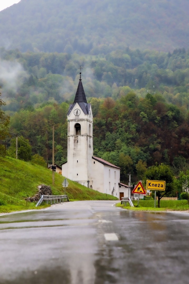 Slovenië witte kerk tussen de groene bergen