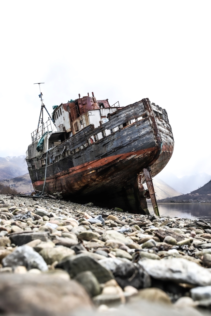 Schotland aangespoeld schip op kiezelstrand