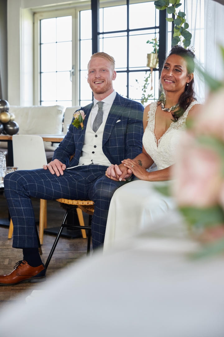 bruiloft foto handen vast en lachen tijdens ceremonie