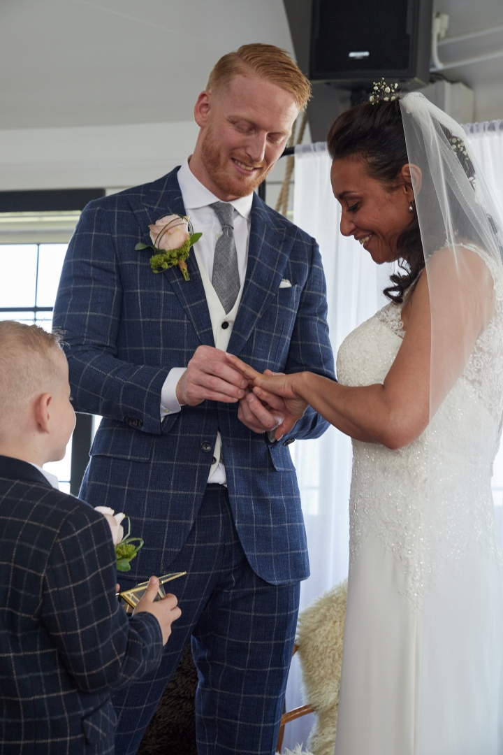 bruiloft foto ringen omdoen