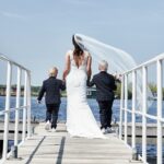 bruiloft fotoshoot op de steiger aan het water