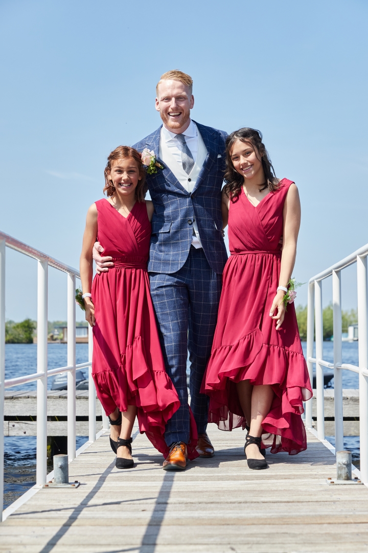bruiloft fotoshoot op de steiger aan het water