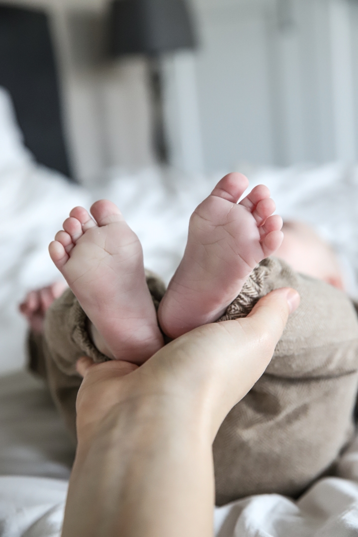 Newbornshoot voeten vasthouden