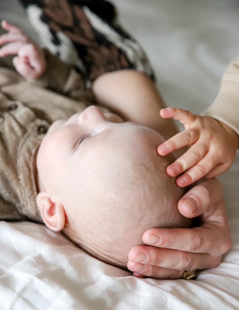 Newbornshoot handen op hoofd