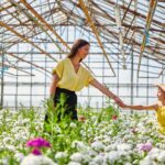 fotoshoot van moeder en dochter tussen de bloemen in de kas
