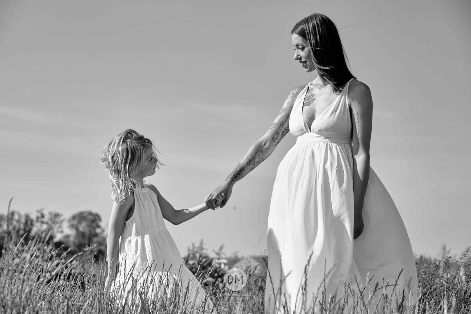 moeder en dochter hand in hand tijdens fotoshoot