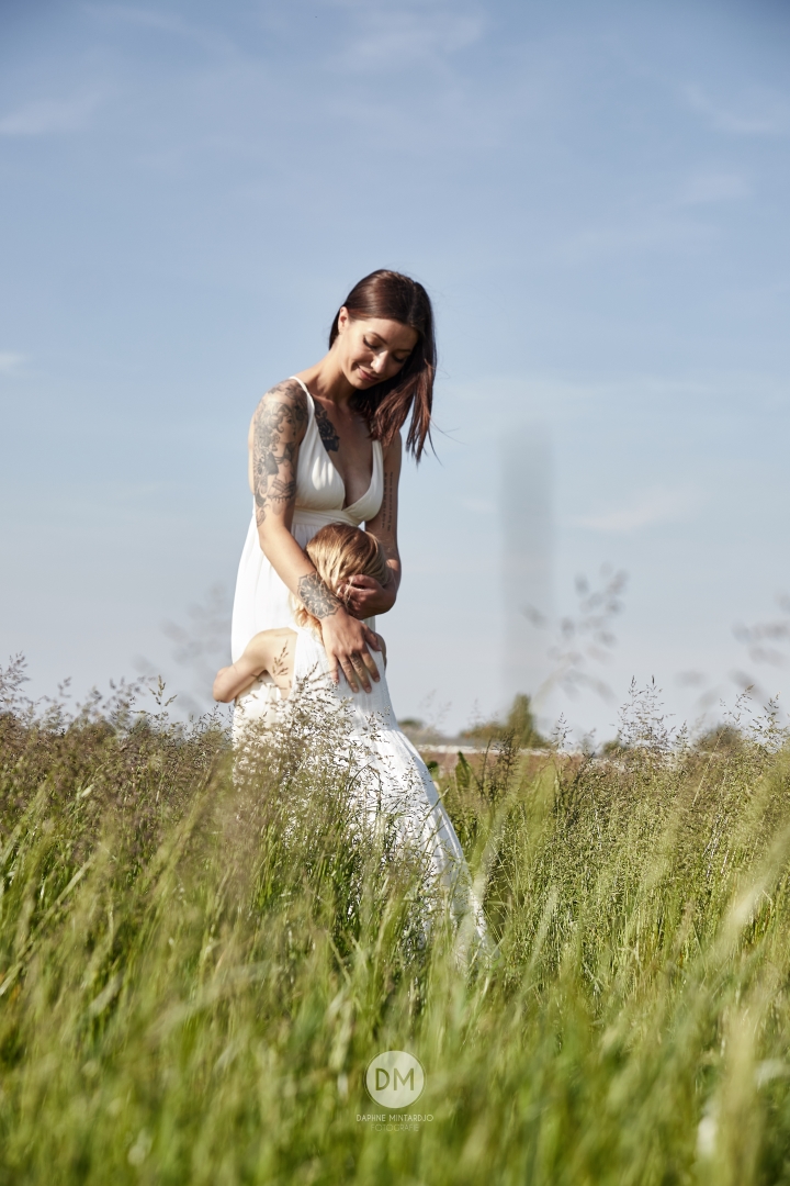 moeder en dochter geven knuffel tijdens fotoshoot