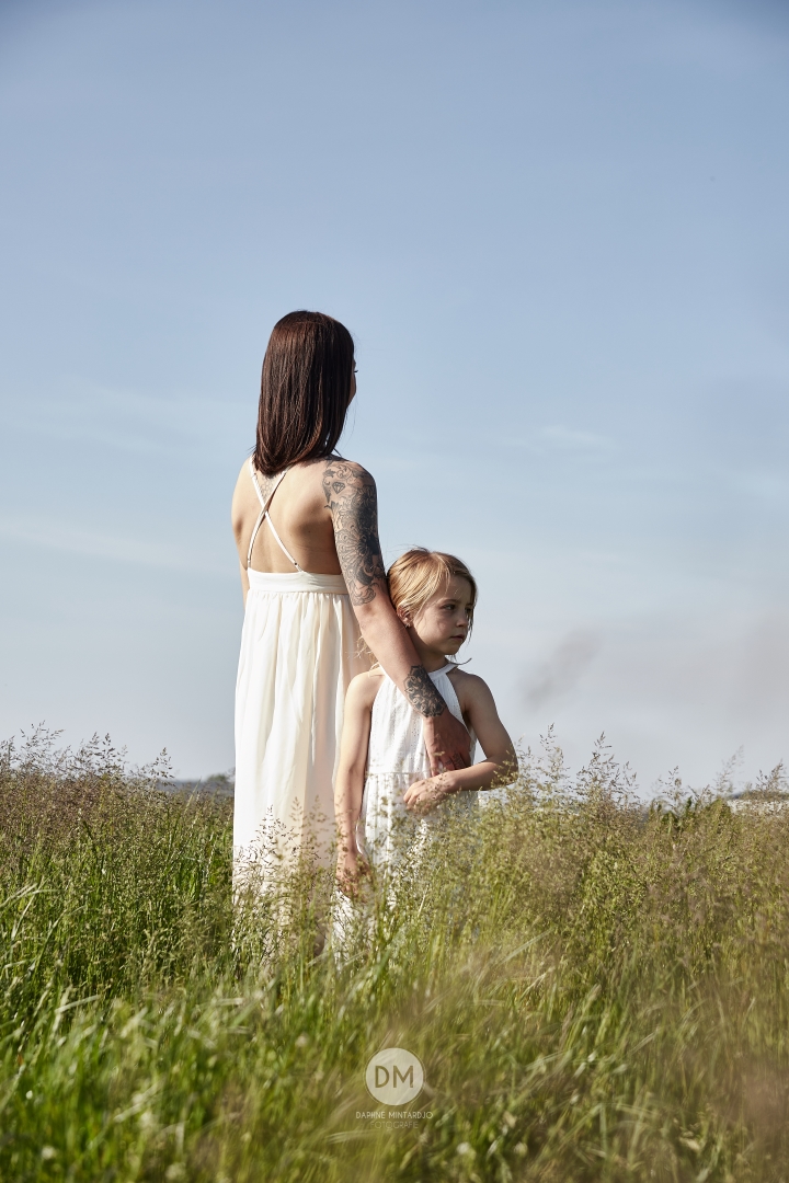 Familieshoot moeder en dochter in de natuur met witte jurken