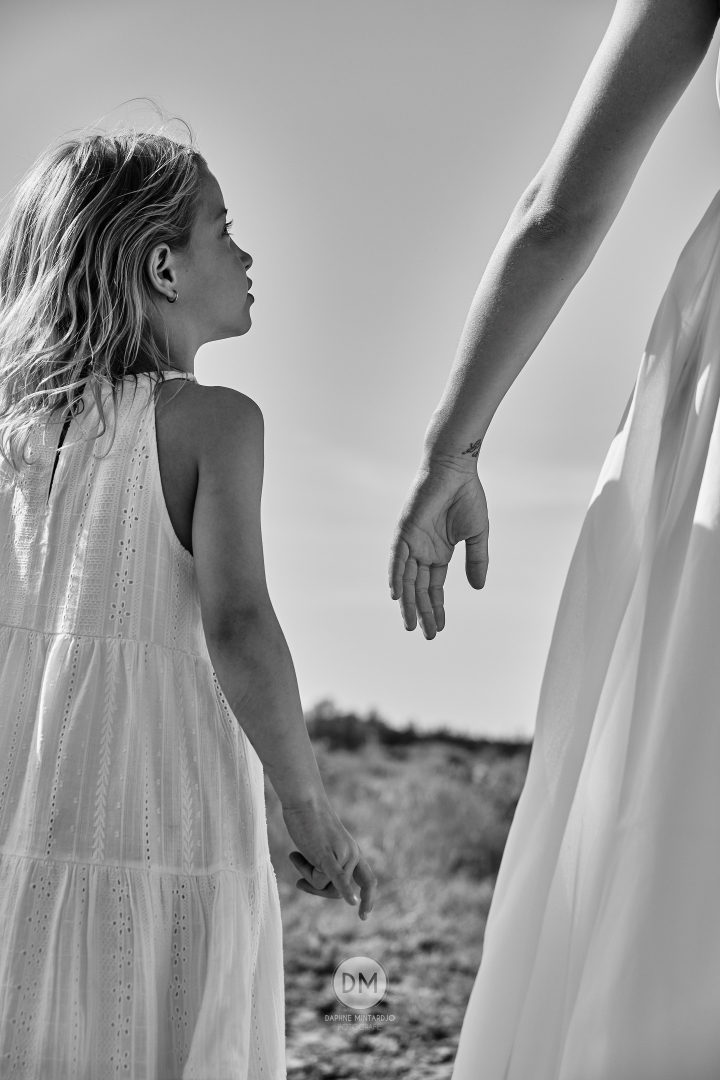 Familieshoot moeder en dochter in zwart wit